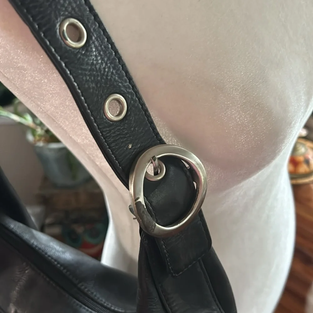 Classic Black Leather Hobo Shoulder Bag - Unbranded